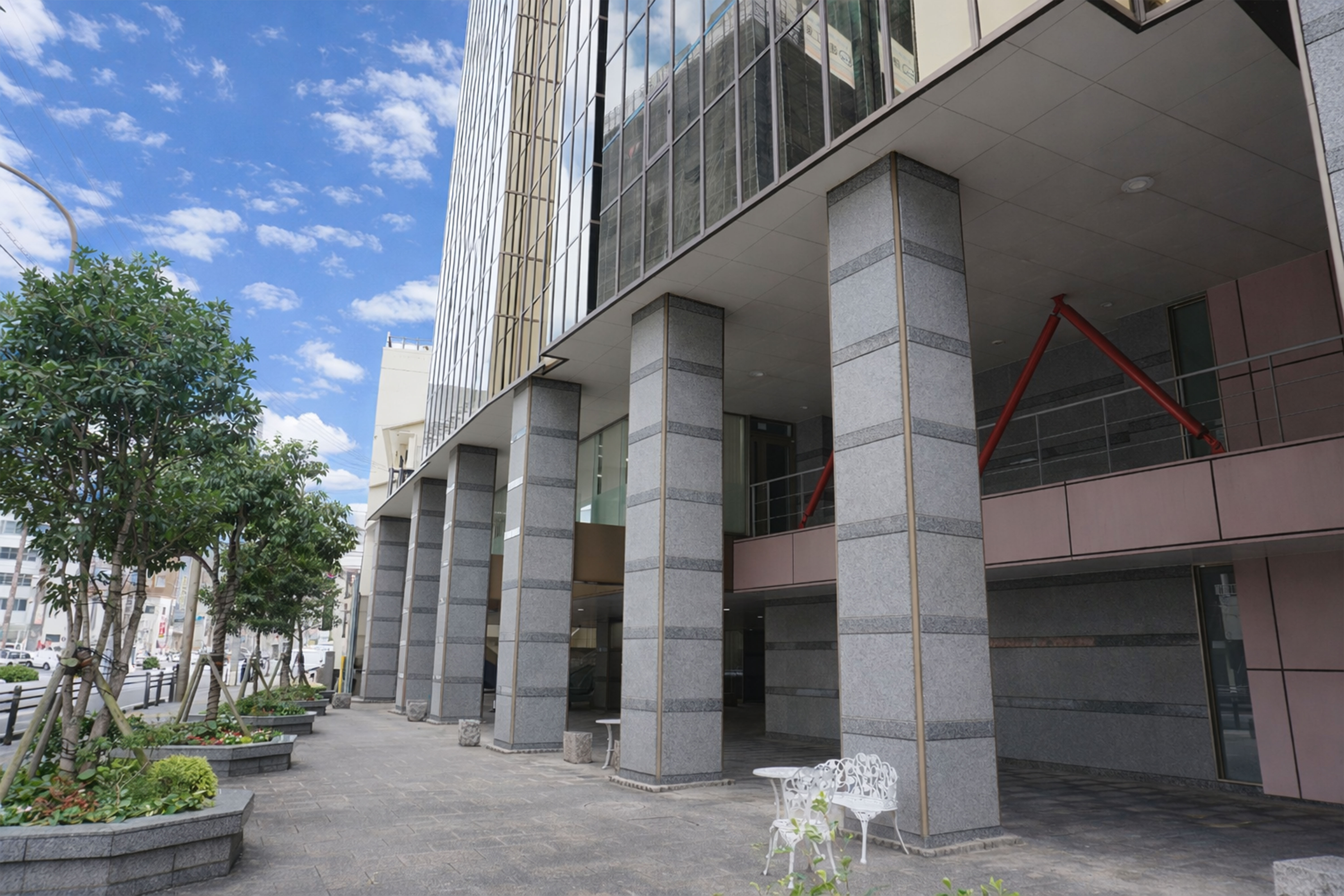 ISCO本社が入っている金秀ビル外観